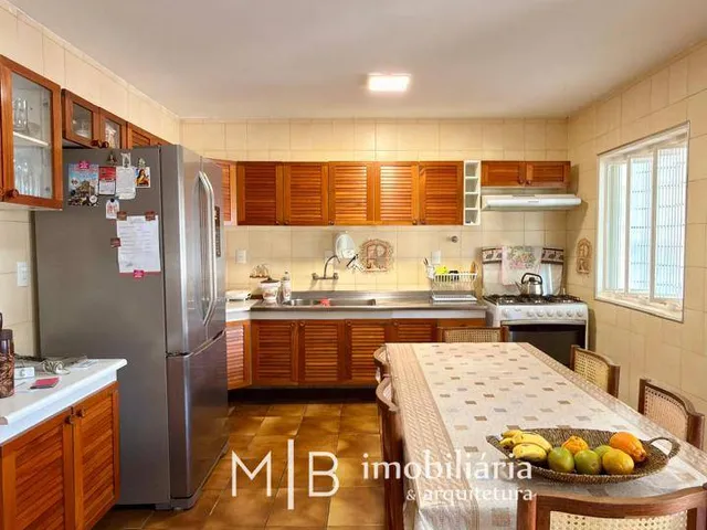 Casa 5 quartos e 5 banheiros, para alugar, no bairro Centenário em Lavras