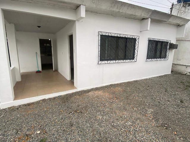 Casa 2 quartos e 1 banheiro, para alugar, no bairro Barra do Rio em Itajaí