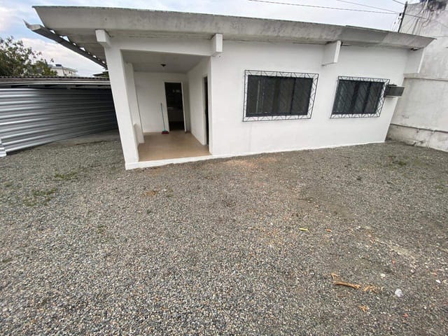 Casa 2 quartos e 1 banheiro, para alugar, no bairro Barra do Rio em Itajaí