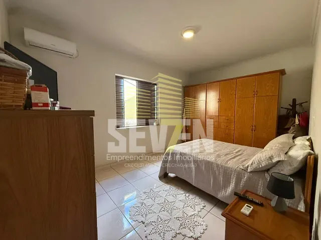 Casa com 400m² 4 quartos e 4 banheiros, à venda ou para alugar, no bairro Vila Flores em Bauru