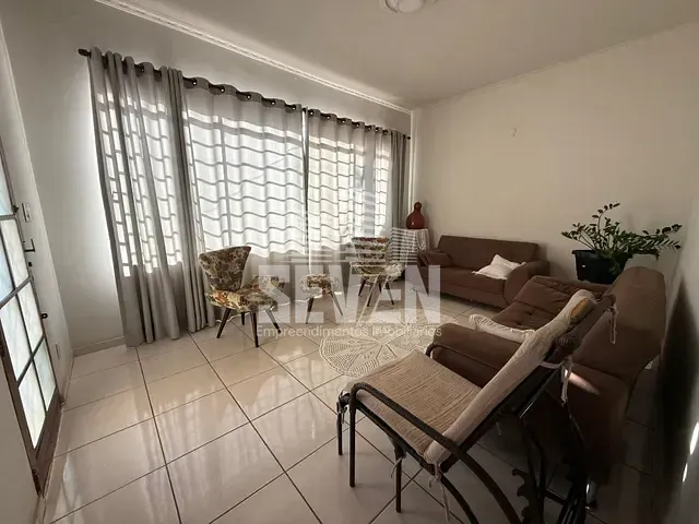 Casa com 400m² 4 quartos e 4 banheiros, à venda ou para alugar, no bairro Vila Flores em Bauru