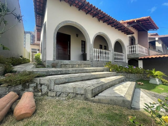 Casa com 320m² 4 quartos e 3 banheiros, à venda, no bairro Morro São Jorge em Macaé