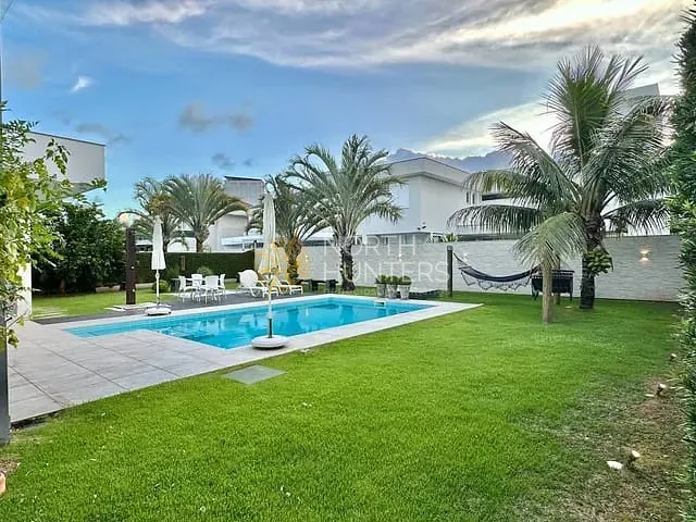 Casa com 450m² 3 quartos e 4 banheiros, à venda ou para alugar, no bairro Jurerê Internacional em Florianópolis