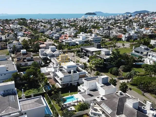 Casa com 450m² 3 quartos e 4 banheiros, à venda ou para alugar, no bairro Jurerê Internacional em Florianópolis