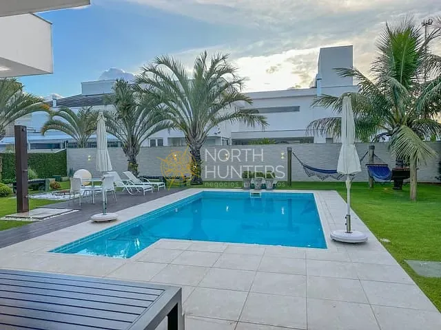 Casa com 450m² 3 quartos e 4 banheiros, à venda ou para alugar, no bairro Jurerê Internacional em Florianópolis