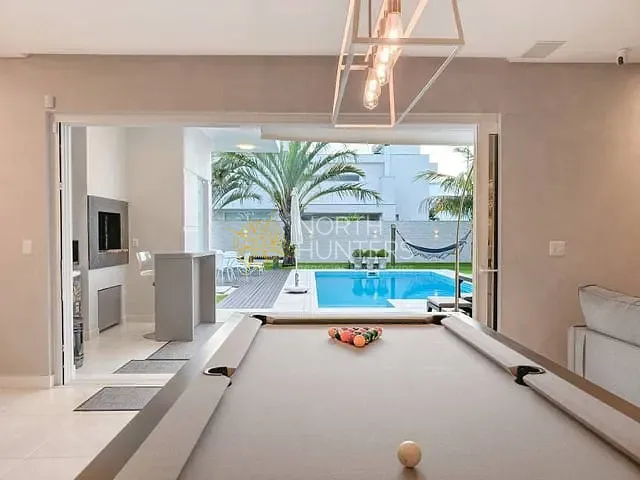 Casa com 450m² 3 quartos e 4 banheiros, à venda ou para alugar, no bairro Jurerê Internacional em Florianópolis