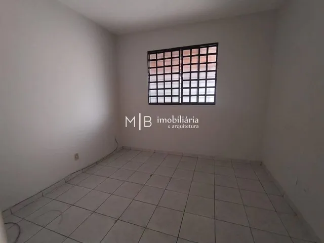 Casa 3 quartos e 2 banheiros, para alugar, no bairro Centenário em Lavras
