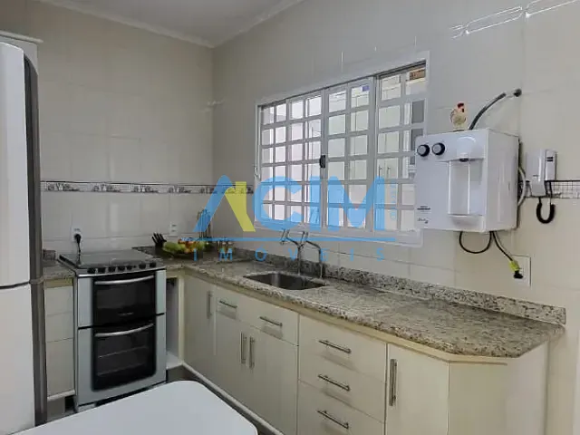 Casa com 250m² 3 quartos e 2 banheiros, à venda, no bairro Nova Jaguariúna II em Jaguariúna