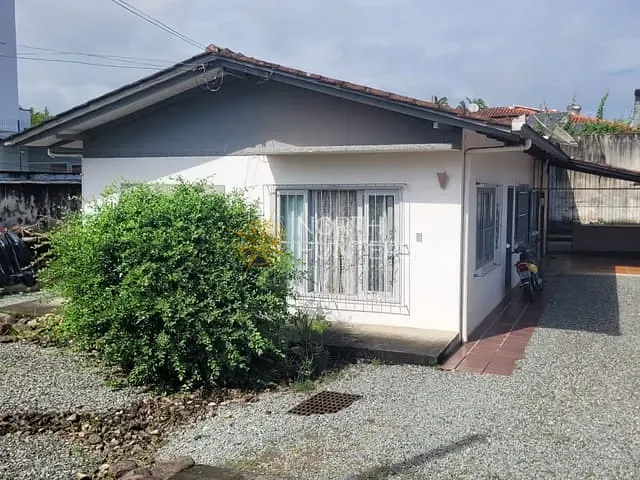 Casa com 110m² 5 quartos e 2 banheiros, à venda, no bairro Itaum em Joinville