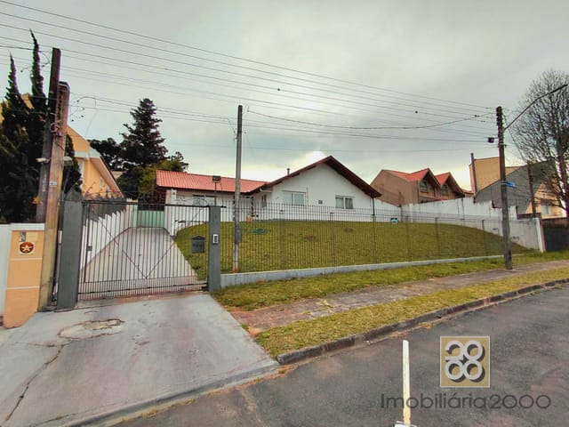 Casa 3 quartos e 2 banheiros, para alugar, no bairro Vista Alegre em Curitiba