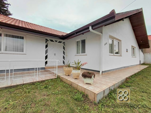 Casa 3 quartos e 2 banheiros, para alugar, no bairro Vista Alegre em Curitiba