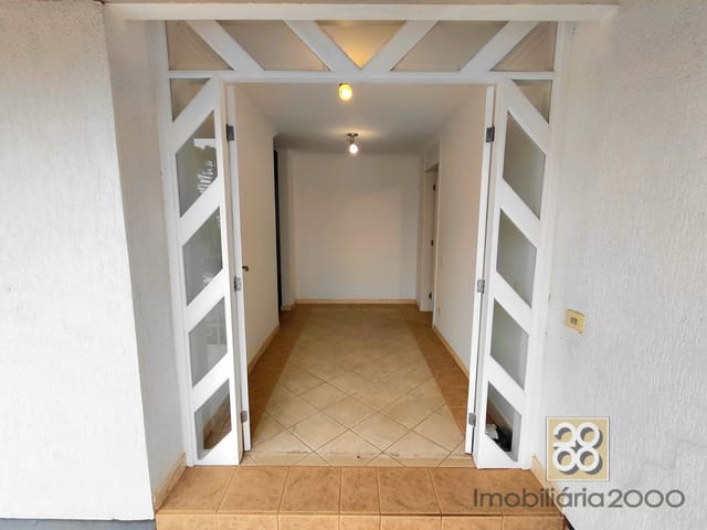 Casa 3 quartos e 2 banheiros, para alugar, no bairro Vista Alegre em Curitiba