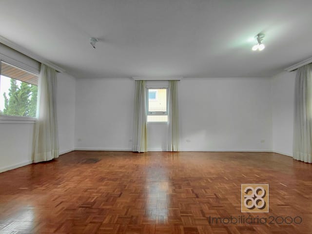 Casa 3 quartos e 2 banheiros, para alugar, no bairro Vista Alegre em Curitiba