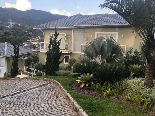 Casa com 810m², à venda, no bairro Mosela em Petrópolis