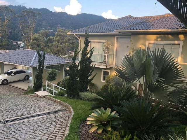 Casa com 810m², à venda, no bairro Mosela em Petrópolis