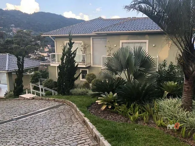 Casa com 810m², à venda, no bairro Mosela em Petrópolis