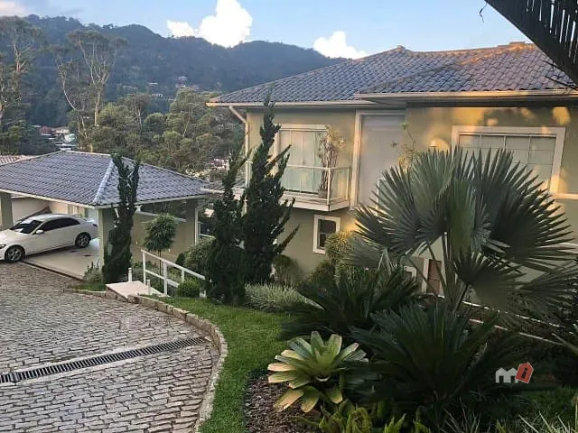 Casa com 810m², à venda, no bairro Mosela em Petrópolis