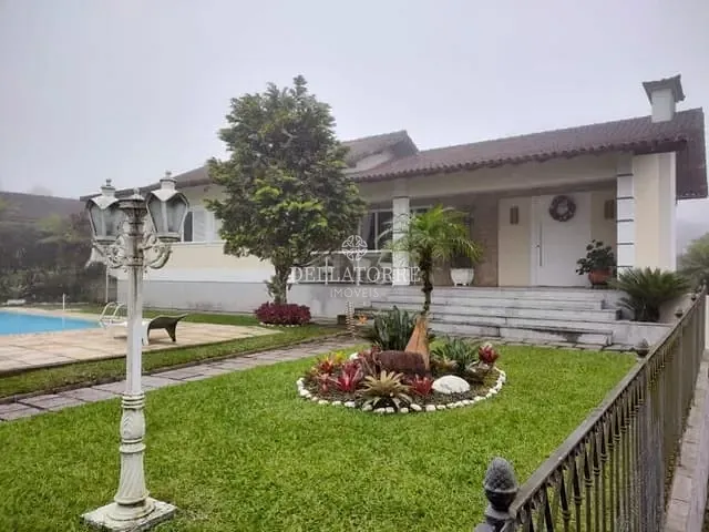 Casa com 1300m² 4 quartos e 5 banheiros, à venda, no bairro Carlos Guinle em Teresópolis