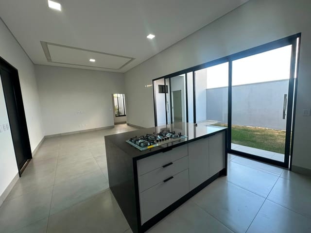 Casa com 215m² 3 quartos e 1 banheiro, à venda, no bairro Parque do Lago em Sinop