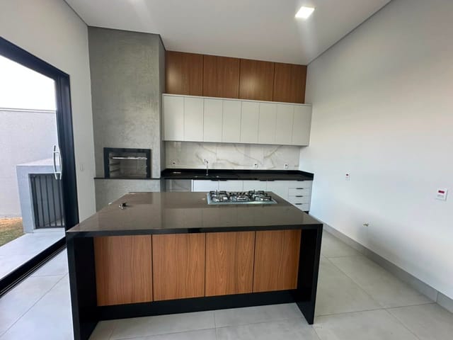 Casa com 215m² 3 quartos e 1 banheiro, à venda, no bairro Parque do Lago em Sinop