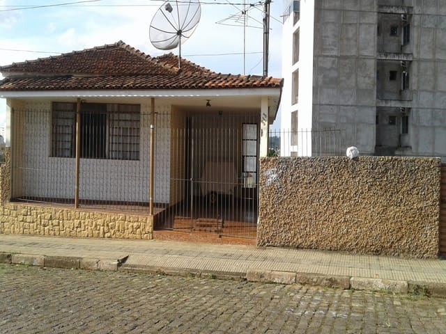 Foto do Casa - CASA CENTRAL PARA VENDA LOCALIZADA PRÓXIMO A RUA APARECIDA, LOCALIZAÇÃO PRIVILEGIADA. | Guaxupé Imóveis Ltda