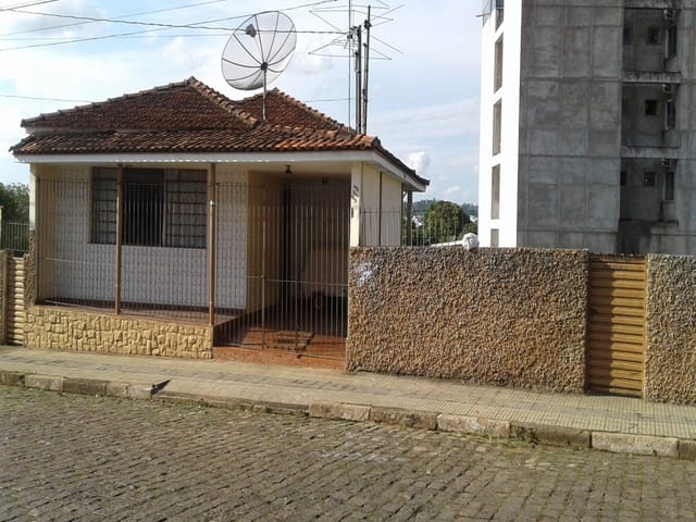 Foto do Casa - CASA CENTRAL PARA VENDA LOCALIZADA PRÓXIMO A RUA APARECIDA, LOCALIZAÇÃO PRIVILEGIADA. | Guaxupé Imóveis Ltda