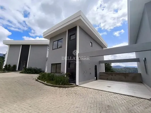Casa com 121m² 3 quartos e 3 banheiros, à venda, no bairro Golfe em Teresópolis