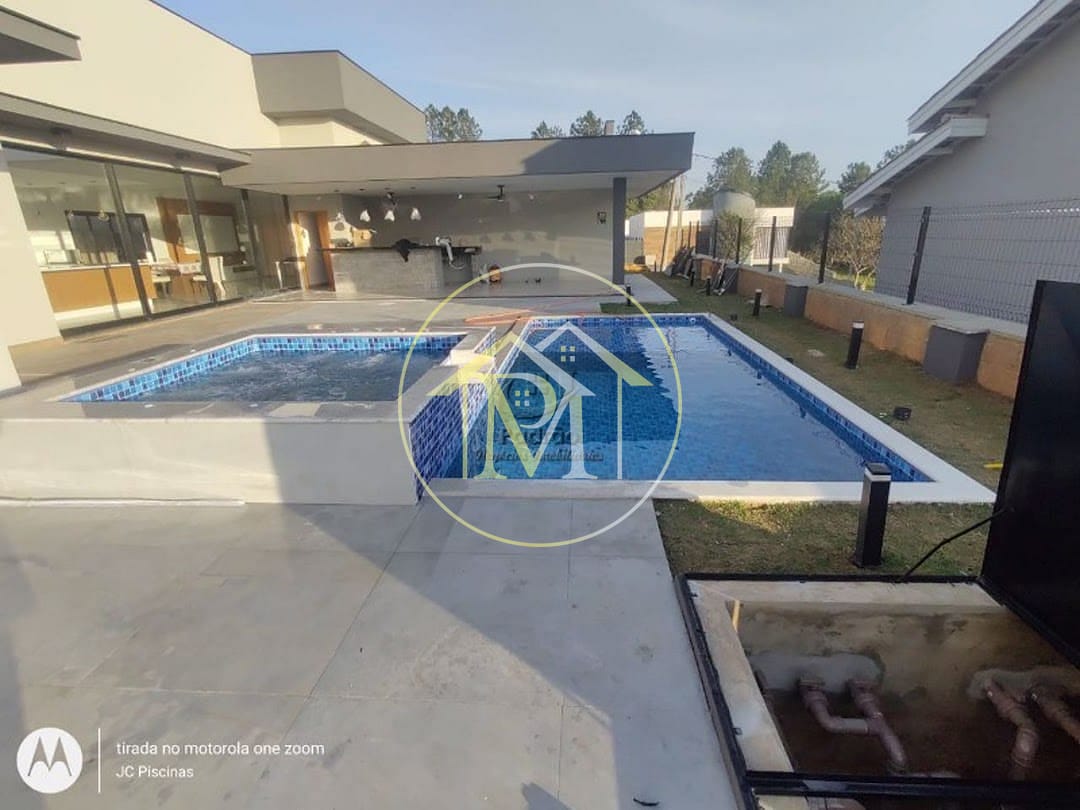Casa à venda com 4 quartos, 295m² - Foto 1