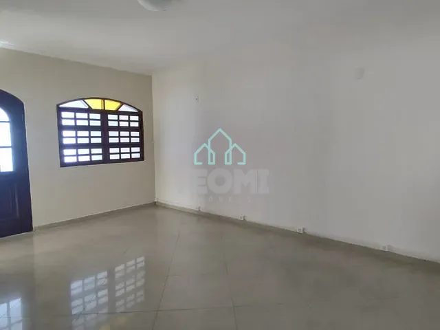 Casa com 250m² 3 quartos e 2 banheiros, à venda ou para alugar, no bairro Jardim Maria Augusta em Taubaté