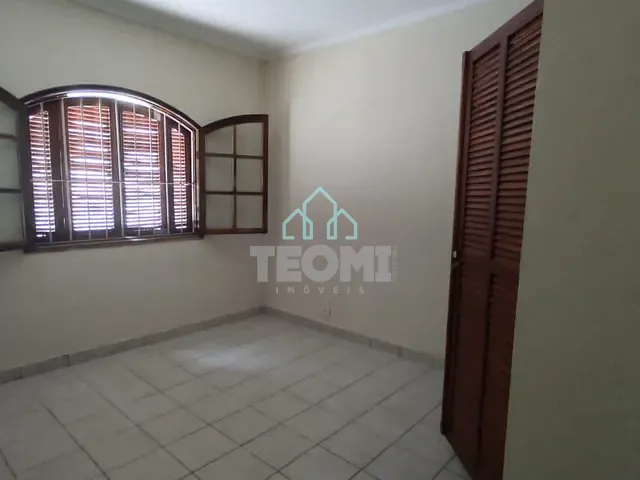 Casa com 250m² 3 quartos e 2 banheiros, à venda ou para alugar, no bairro Jardim Maria Augusta em Taubaté