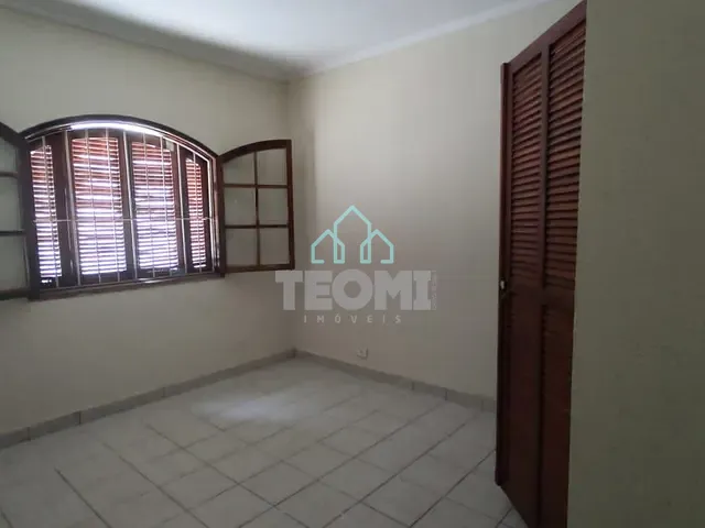 Casa com 250m² 3 quartos e 2 banheiros, à venda ou para alugar, no bairro Jardim Maria Augusta em Taubaté
