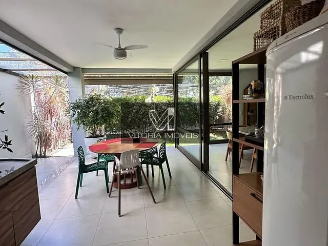 Casa 4 quartos e 5 banheiros, à venda, no bairro Mata da Praia em Vitória