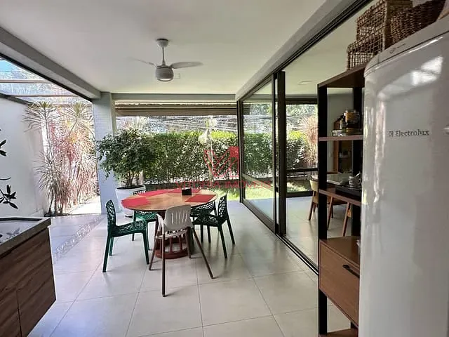 Casa 5 quartos e 6 banheiros, para alugar, no bairro Mata da Praia em Vitória
