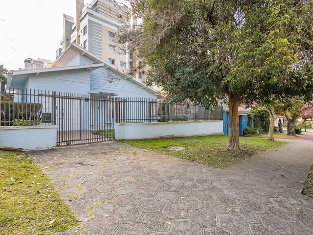 Casa 3 quartos e 1 banheiro, à venda, no bairro Ahú em Curitiba
