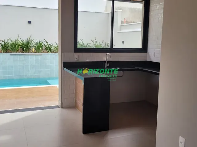 Casa com 300m² 4 quartos e 5 banheiros, à venda, no bairro Urbanova em São José dos Campos