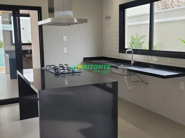 Casa com 300m² 4 quartos e 5 banheiros, à venda, no bairro Urbanova em São José dos Campos