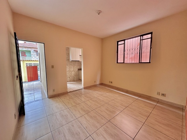 Casa com 70m² 2 quartos e 1 banheiro, para alugar, no bairro Dom Bosco em Belo Horizonte