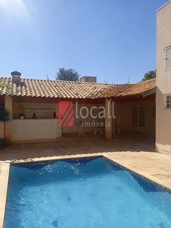 Casa com 3 quartos à venda, 250m² — foto 2 de 19