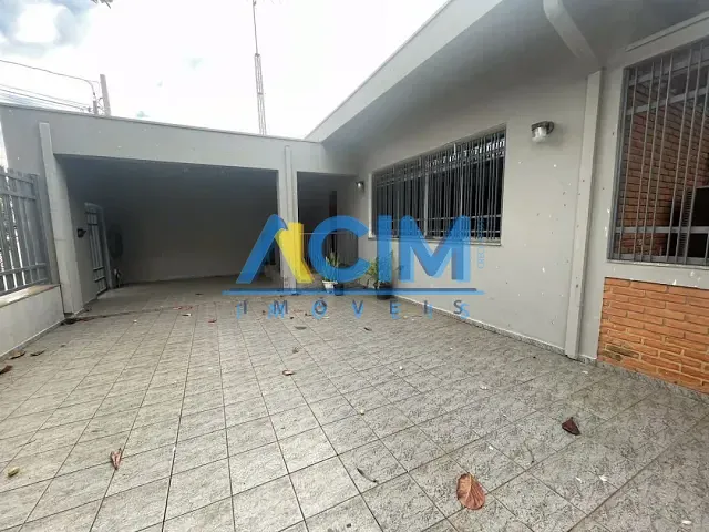 Casa com 300m² 3 quartos e 3 banheiros, para alugar, no bairro Centro em Jaguariúna