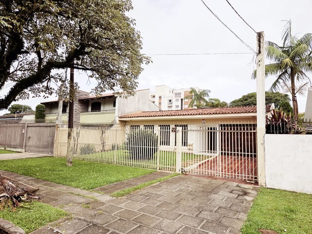 Casa com 480m² 4 quartos e 3 banheiros, à venda, no bairro Bacacheri em Curitiba