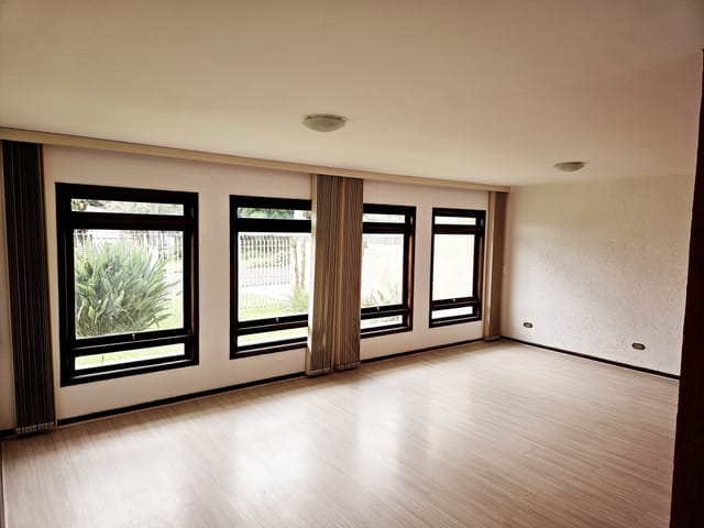 Casa com 480m² 4 quartos e 3 banheiros, à venda, no bairro Bacacheri em Curitiba