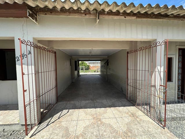 Casa com 480m² 4 quartos e 2 banheiros, à venda, no bairro Areal em Pelotas