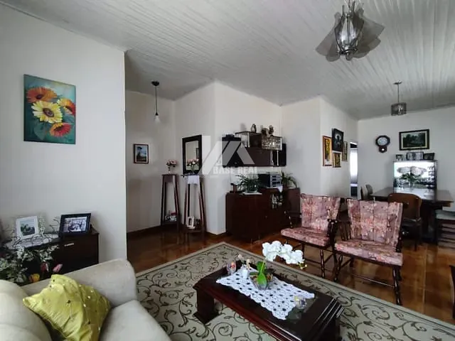 Casa com 630m² 3 quartos e 2 banheiros, à venda, no bairro Jardim Carvalho em Ponta Grossa
