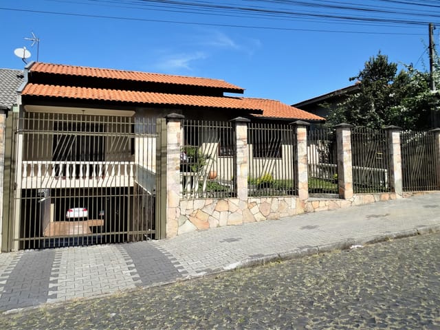 Casa 4 quartos e 3 banheiros, à venda, no bairro Nova Rússia em Ponta Grossa