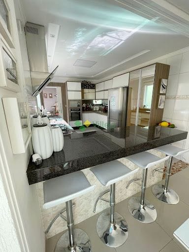 Casa com 219m² 3 quartos e 3 banheiros, à venda, no bairro Vila Varela em Poá