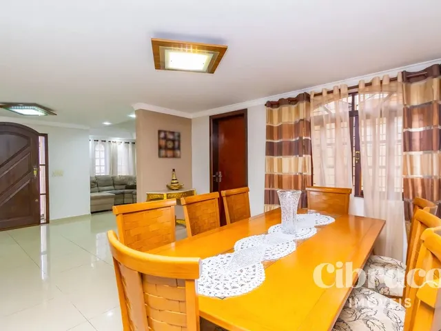 Casa com 375m² 5 quartos e 6 banheiros, à venda, no bairro Cajuru em Curitiba
