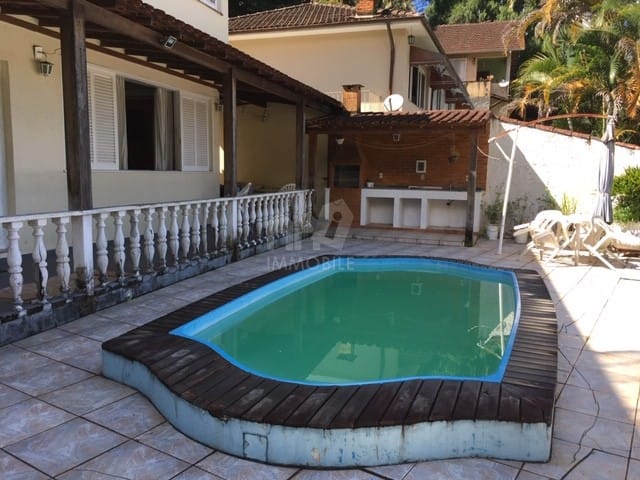 Casa com 1284m², à venda, no bairro Bingen em Petrópolis