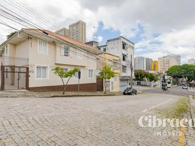 Casa com 716m² 8 quartos e 5 banheiros, à venda, no bairro Centro em Curitiba