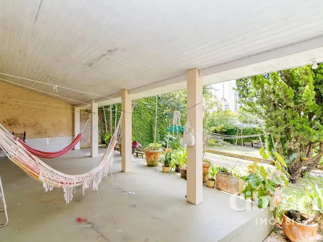 Casa com 716m² 8 quartos e 5 banheiros, à venda, no bairro Centro em Curitiba