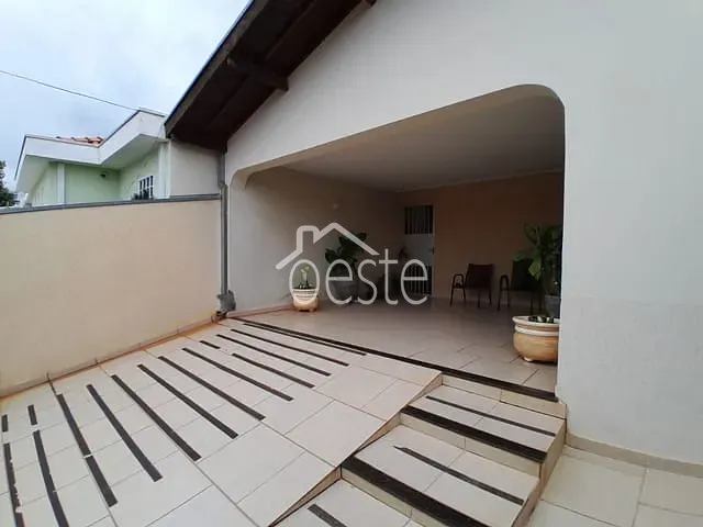 Casa com 250m² 3 quartos e 2 banheiros, à venda, no bairro Vila Boldrin em Santa Bárbara D'Oeste